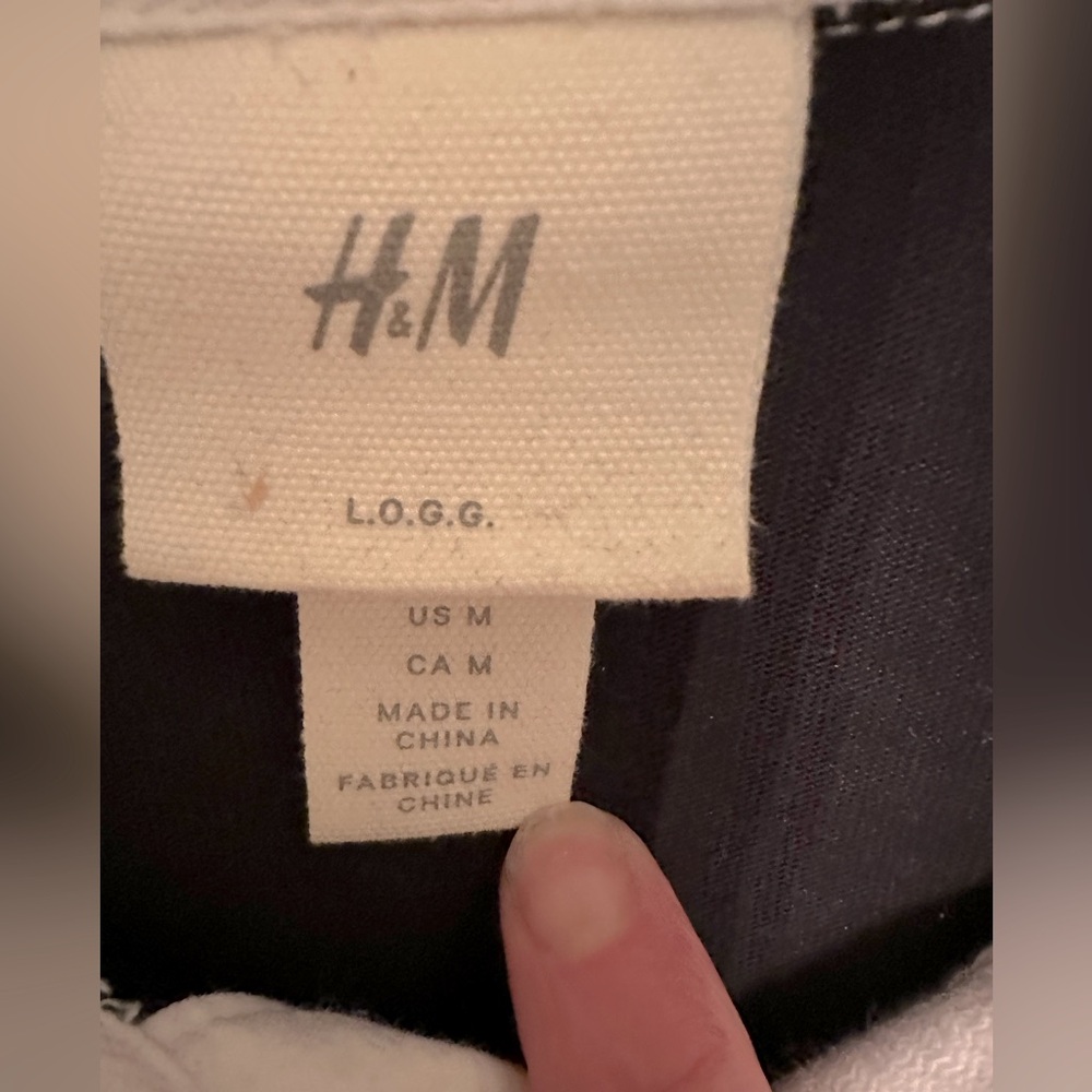 H&M cotton Rugby shirt black with contrast white collar. - Picture 2 of 6